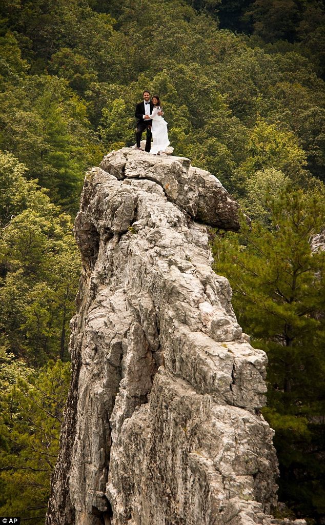 Ανέβηκαν για τις φωτογραφίες γάμου σε βράχο ύψους 300 μέτρων